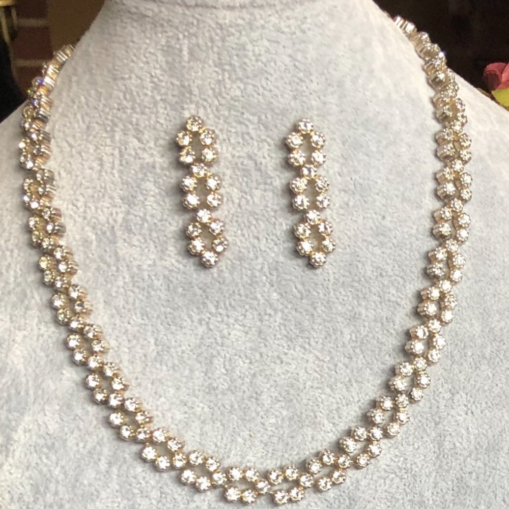 An elegant, simple yet vibrant necklace and earring set.